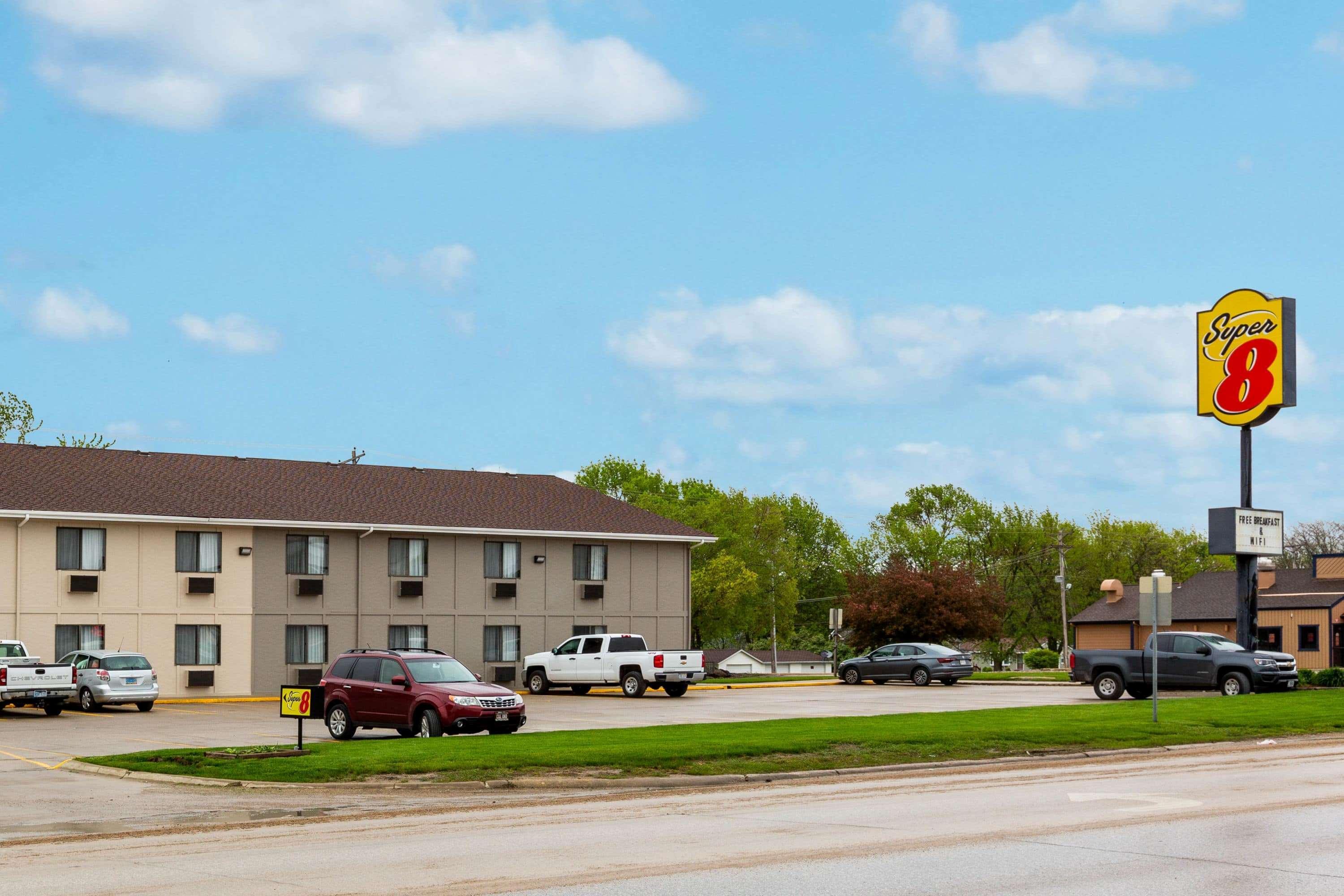 Super 8 By Wyndham Storm Lake Exterior photo
