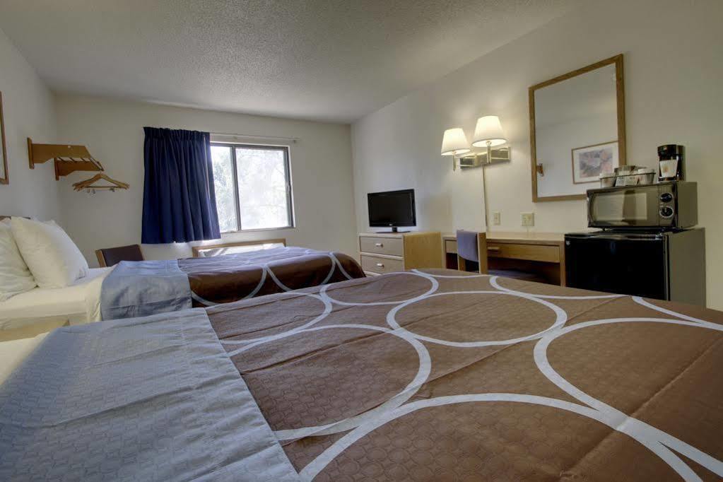 Super 8 By Wyndham Storm Lake Exterior photo