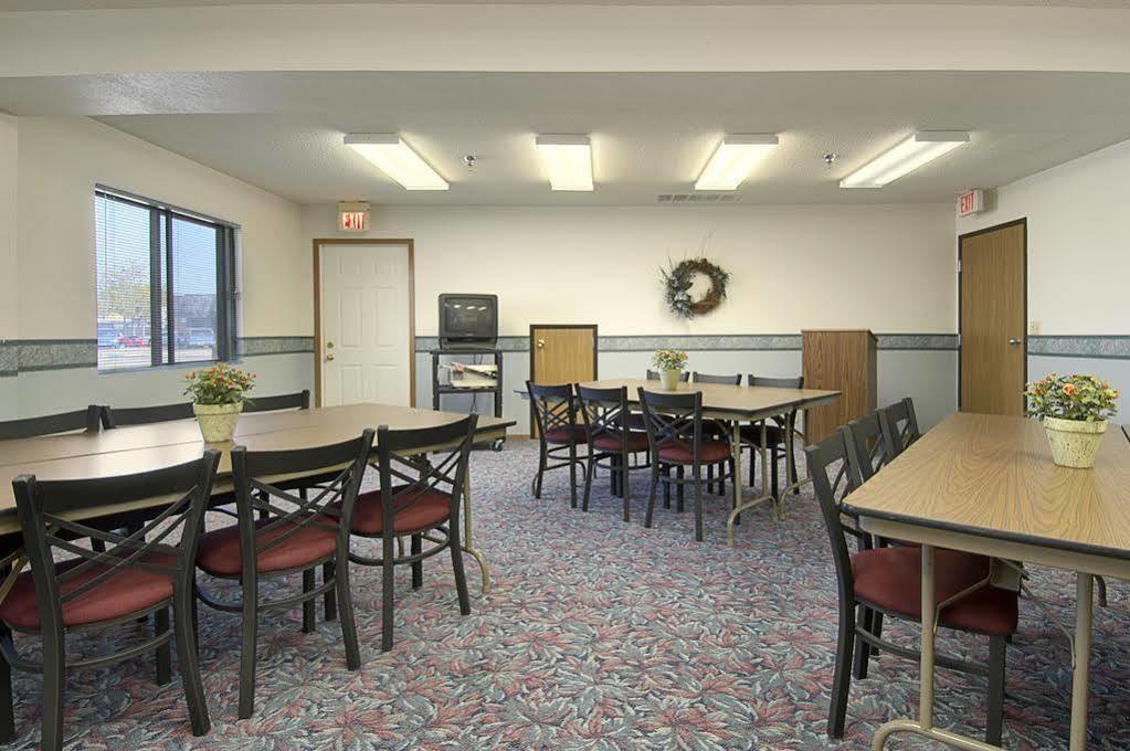 Super 8 By Wyndham Storm Lake Exterior photo